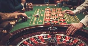 Platform mainkan dengan tampilan live dealer blackjack dan roulette